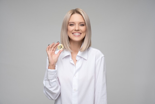 Avalanche and TRON coins representing an Avalanche to TRC20 USDT exchange